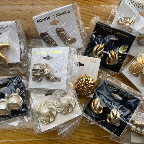 Other - ✨$3✨ Fashion earrings dress up brooch